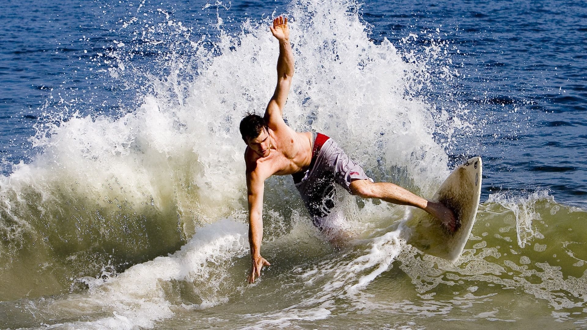 爱游戏中国官方网站平台-男子跳水三米板技巧显成熟，男3米板跳水